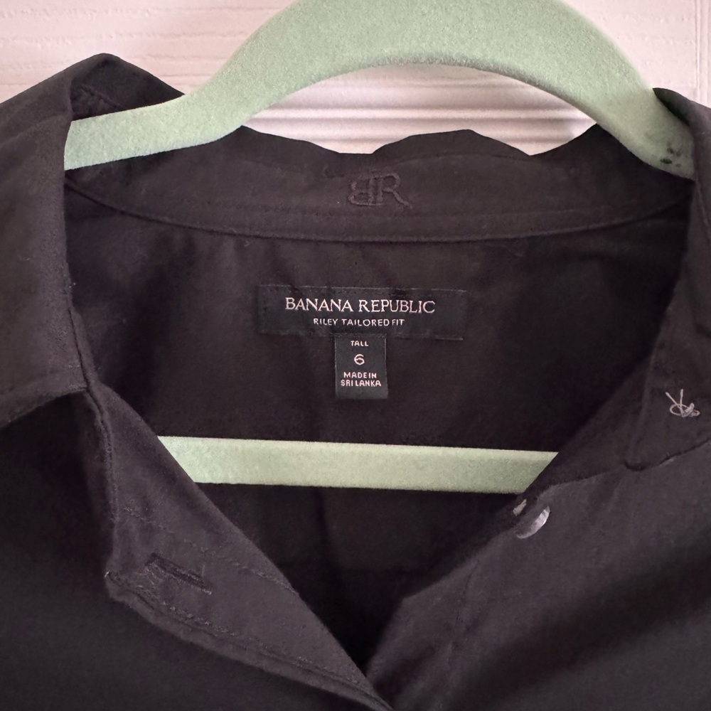 Banana Republic Women’s Fitted Black Button-up Shirt - Picture 2 of 3